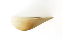 Laden Sie das Bild in den Galerie-Viewer, Wandregal aus Beton mittel - gold