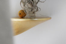 Laden Sie das Bild in den Galerie-Viewer, Wandregal aus Beton mittel - gold