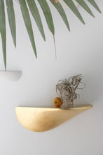 Laden Sie das Bild in den Galerie-Viewer, Wandregal aus Beton mittel - gold