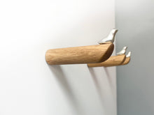 Laden Sie das Bild in den Galerie-Viewer, Vogel - Kleiderhaken aus Eichenholz und Zinn 100mm