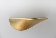 Laden Sie das Bild in den Galerie-Viewer, Wandregal Beton groß - gold