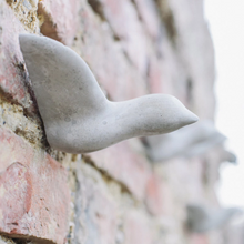 Laden Sie das Bild in den Galerie-Viewer, Kleiner Schwarm Beton - Hellgrau (4 Vögel)