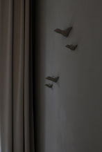 Laden Sie das Bild in den Galerie-Viewer, Kleiner Schwarm Beton - Hellgrau (4 Vögel)