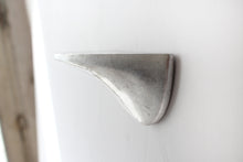 Laden Sie das Bild in den Galerie-Viewer, Wandregal aus Beton klein - silber