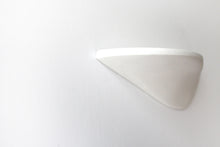 Laden Sie das Bild in den Galerie-Viewer, Wandregal aus Beton klein - weiss