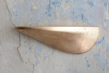 Laden Sie das Bild in den Galerie-Viewer, Wandregal aus Beton klein - gold