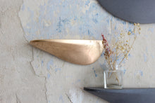 Laden Sie das Bild in den Galerie-Viewer, Wandregal aus Beton klein - gold