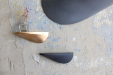 Laden Sie das Bild in den Galerie-Viewer, Wandregal aus Beton klein - gold