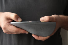 Laden Sie das Bild in den Galerie-Viewer, Wandregal aus Beton klein - grau