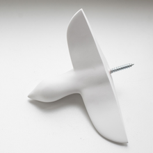 Laden Sie das Bild in den Galerie-Viewer, Einfacher Wandhaken mit Schraube in schlichtem Design aber mit Finesse und Kreativität